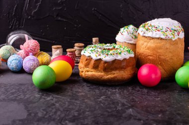 Paskalya, pasta, yumurta, tatil. Paskalya kek ve karanlık bir arka plan üzerinde renkli yumurta. Arka plan olarak kullanılabilir
