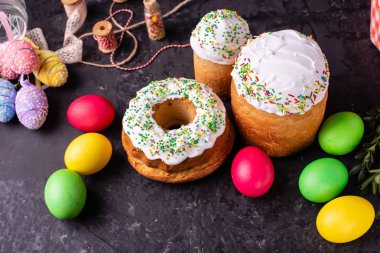 Paskalya, pasta, yumurta, tatil. Paskalya kek ve karanlık bir arka plan üzerinde renkli yumurta. Arka plan olarak kullanılabilir