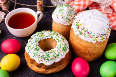 Paskalya, pasta, yumurta, tatil. Paskalya kek ve karanlık bir arka plan üzerinde renkli yumurta. Arka plan olarak kullanılabilir