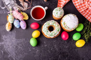 Paskalya, pasta, yumurta, tatil. Paskalya kek ve karanlık bir arka plan üzerinde renkli yumurta. Arka plan olarak kullanılabilir