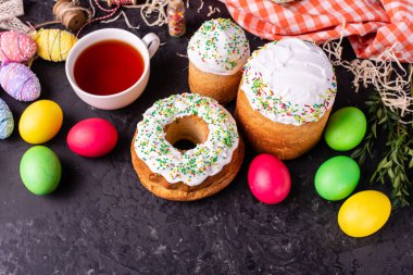 Paskalya, pasta, yumurta, tatil. Paskalya kek ve karanlık bir arka plan üzerinde renkli yumurta. Arka plan olarak kullanılabilir