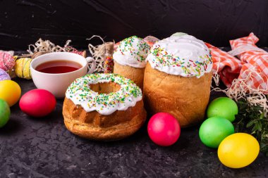 Paskalya, pasta, yumurta, tatil. Paskalya kek ve karanlık bir arka plan üzerinde renkli yumurta. Arka plan olarak kullanılabilir