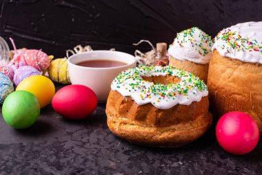 Paskalya, pasta, yumurta, tatil. Paskalya kek ve karanlık bir arka plan üzerinde renkli yumurta. Arka plan olarak kullanılabilir