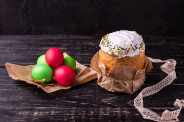 Paskalya, pasta, yumurta, tatil. Paskalya kek ve karanlık bir arka plan üzerinde renkli yumurta. Arka plan olarak kullanılabilir