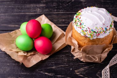 Paskalya, pasta, yumurta, tatil. Paskalya kek ve karanlık bir arka plan üzerinde renkli yumurta. Arka plan olarak kullanılabilir