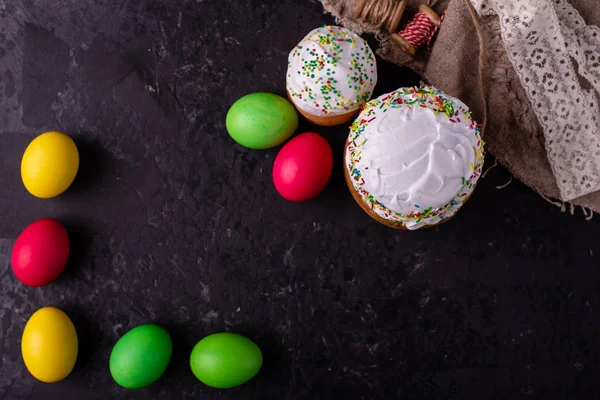 Ostern Kuchen Eier Urlaub Osterkuchen Und Bunte Eier Auf Dunklem — Stockfoto