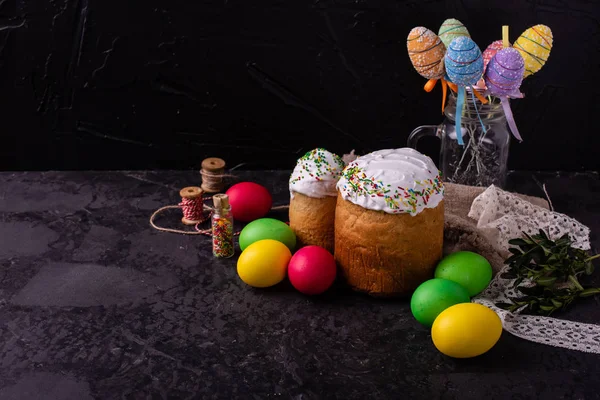 Wielkanoc Ciasto Jajka Wakacje Ciasto Wielkanocne Kolorowe Jajka Ciemnym Tle — Zdjęcie stockowe
