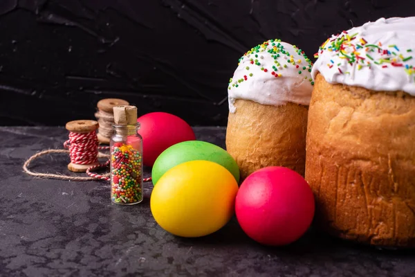 Paskalya, pasta, yumurta, tatil. Paskalya kek ve karanlık bir arka plan üzerinde renkli yumurta. Arka plan olarak kullanılabilir
