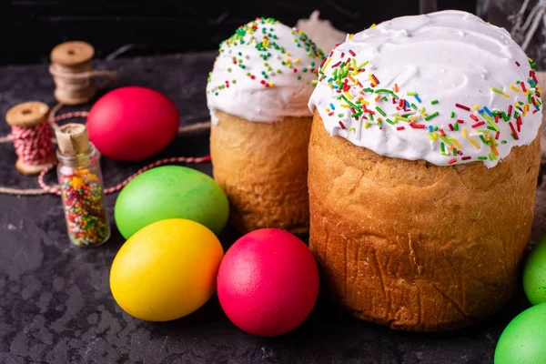 Paskalya, pasta, yumurta, tatil. Paskalya kek ve karanlık bir arka plan üzerinde renkli yumurta. Arka plan olarak kullanılabilir