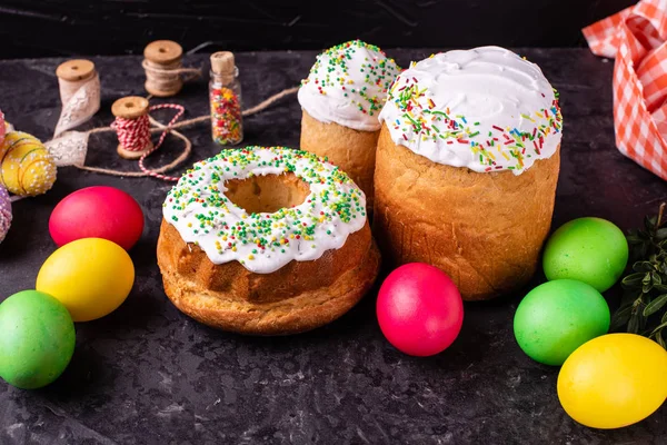 Ostern Kuchen Eier Urlaub Osterkuchen Und Bunte Eier Auf Dunklem — Stockfoto