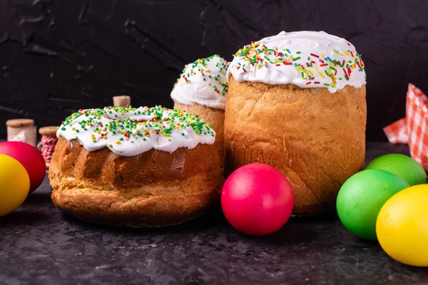 Ostern Kuchen Eier Urlaub Osterkuchen Und Bunte Eier Auf Dunklem — Stockfoto