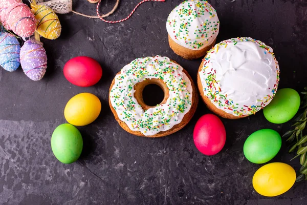 Ostern Kuchen Eier Urlaub Osterkuchen Und Bunte Eier Auf Dunklem — Stockfoto