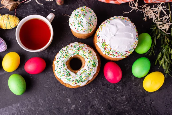 Paskalya, pasta, yumurta, tatil. Paskalya kek ve karanlık bir arka plan üzerinde renkli yumurta. Arka plan olarak kullanılabilir