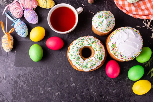 Ostern Kuchen Eier Urlaub Osterkuchen Und Bunte Eier Auf Dunklem — Stockfoto