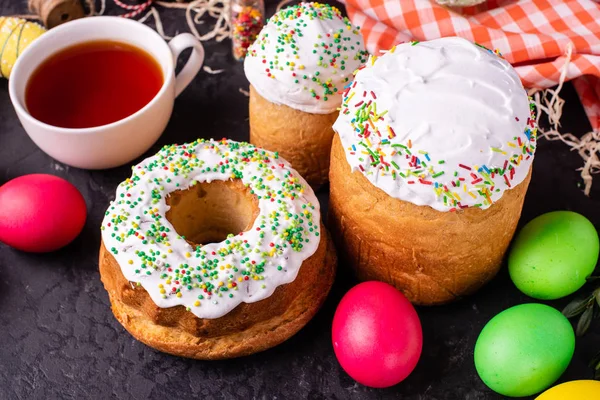 Ostern Kuchen Eier Urlaub Osterkuchen Und Bunte Eier Auf Dunklem — Stockfoto