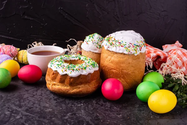 Paskalya, pasta, yumurta, tatil. Paskalya kek ve karanlık bir arka plan üzerinde renkli yumurta. Arka plan olarak kullanılabilir