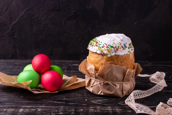 Ostern Kuchen Eier Urlaub Osterkuchen Und Bunte Eier Auf Dunklem — Stockfoto