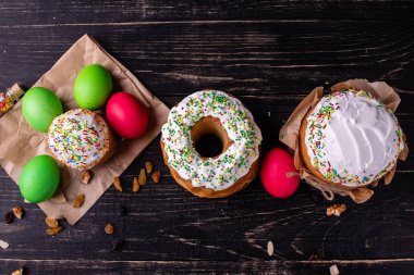 Paskalya, pasta, yumurta, tatil. Paskalya kek ve karanlık bir arka plan üzerinde renkli yumurta. Arka plan olarak kullanılabilir