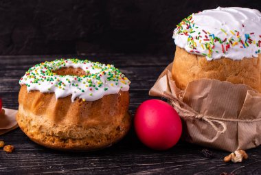 Paskalya, pasta, yumurta, tatil. Paskalya kek ve karanlık bir arka plan üzerinde renkli yumurta. Arka plan olarak kullanılabilir