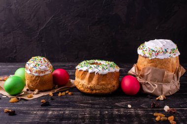 Paskalya, pasta, yumurta, tatil. Paskalya kek ve karanlık bir arka plan üzerinde renkli yumurta. Arka plan olarak kullanılabilir