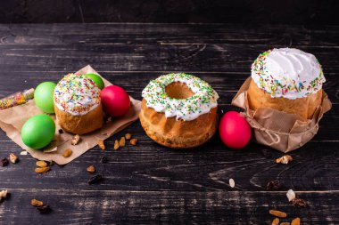 Paskalya, pasta, yumurta, tatil. Paskalya kek ve karanlık bir arka plan üzerinde renkli yumurta. Arka plan olarak kullanılabilir