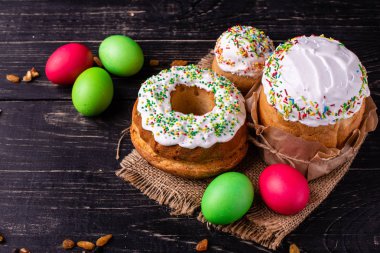 Paskalya, pasta, yumurta, tatil. Paskalya kek ve karanlık bir arka plan üzerinde renkli yumurta. Arka plan olarak kullanılabilir