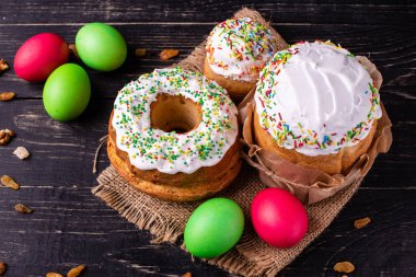 Paskalya, pasta, yumurta, tatil. Paskalya kek ve karanlık bir arka plan üzerinde renkli yumurta. Arka plan olarak kullanılabilir