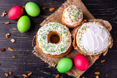 Paskalya, pasta, yumurta, tatil. Paskalya kek ve karanlık bir arka plan üzerinde renkli yumurta. Arka plan olarak kullanılabilir