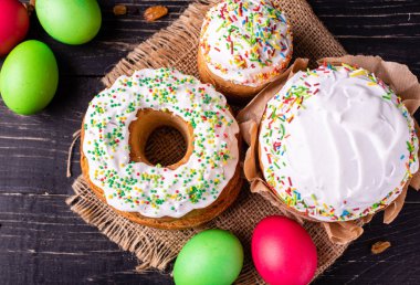 Paskalya, pasta, yumurta, tatil. Paskalya kek ve karanlık bir arka plan üzerinde renkli yumurta. Arka plan olarak kullanılabilir