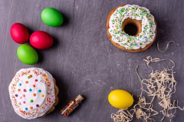 Paskalya, pasta, yumurta, tatil. Paskalya kek ve karanlık bir arka plan üzerinde renkli yumurta. Arka plan olarak kullanılabilir