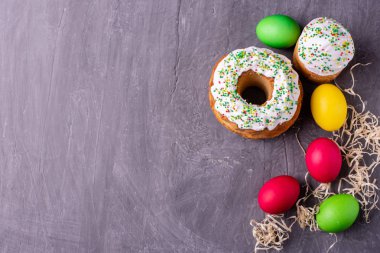 Paskalya, pasta, yumurta, tatil. Paskalya kek ve karanlık bir arka plan üzerinde renkli yumurta. Arka plan olarak kullanılabilir