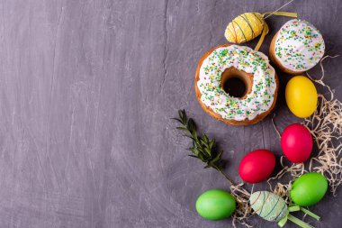 Paskalya, pasta, yumurta, tatil. Paskalya kek ve karanlık bir arka plan üzerinde renkli yumurta. Arka plan olarak kullanılabilir