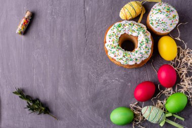 Paskalya, pasta, yumurta, tatil. Paskalya kek ve karanlık bir arka plan üzerinde renkli yumurta. Arka plan olarak kullanılabilir