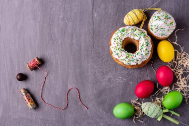 Paskalya, pasta, yumurta, tatil. Paskalya kek ve karanlık bir arka plan üzerinde renkli yumurta. Arka plan olarak kullanılabilir