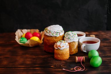 Paskalya, pasta, yumurta, tatil. Paskalya kek ve karanlık bir arka plan üzerinde renkli yumurta. Arka plan olarak kullanılabilir