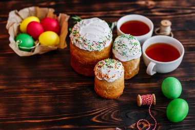 Paskalya, pasta, yumurta, tatil. Paskalya kek ve karanlık bir arka plan üzerinde renkli yumurta. Arka plan olarak kullanılabilir