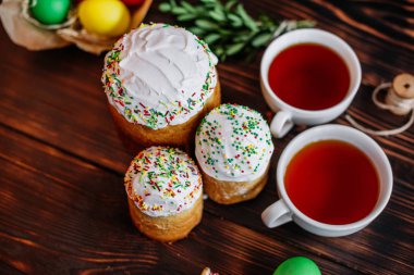 Paskalya, pasta, yumurta, tatil. Paskalya kek ve karanlık bir arka plan üzerinde renkli yumurta. Arka plan olarak kullanılabilir