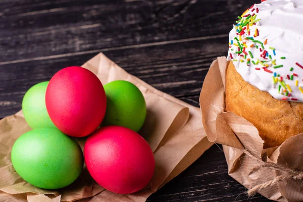 Ostern Kuchen Eier Urlaub Osterkuchen Und Bunte Eier Auf Dunklem — Stockfoto