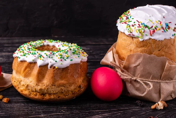 Ostern Kuchen Eier Urlaub Osterkuchen Und Bunte Eier Auf Dunklem — Stockfoto