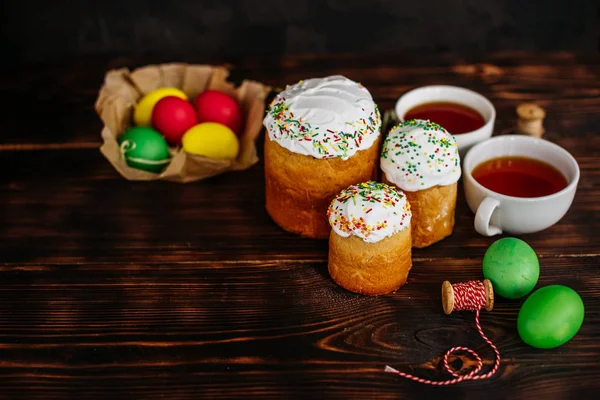 Ostern Kuchen Eier Urlaub Osterkuchen Und Bunte Eier Auf Dunklem — Stockfoto