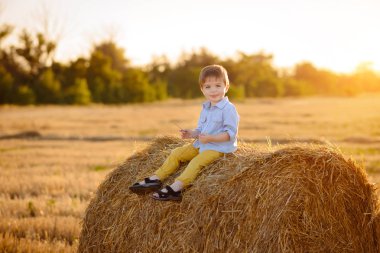 Saman sheaves alanında küçük tatlı çocuk