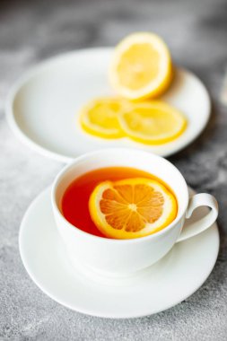 Çay, limon, sıcak, içecek. Bir beton zemin üzerine limon kokulu lezzetli sıcak çay