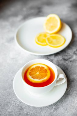 Çay, limon, sıcak, içecek. Bir beton zemin üzerine limon kokulu lezzetli sıcak çay
