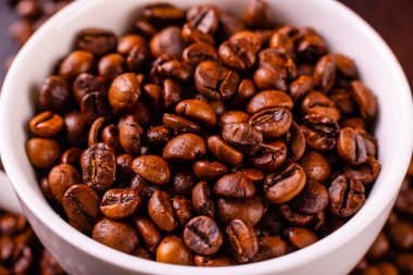 Karanlık bir beton zemin üzerine hoş kokulu kahve tohumları. Arka plan olarak kullanılabilir