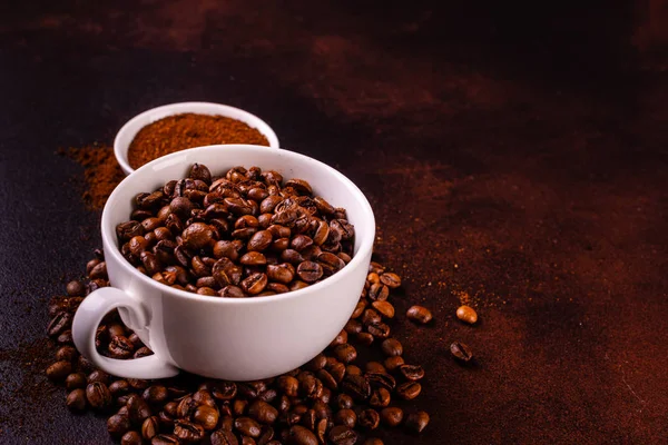 暗いコンクリート背景に香り豊かなコーヒーの種子 それは背景として使用することができます — ストック写真