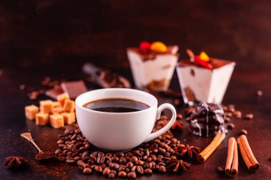 Canlandırıcı sabah tatlılar ile kahve. Arka plan olarak kullanılabilir