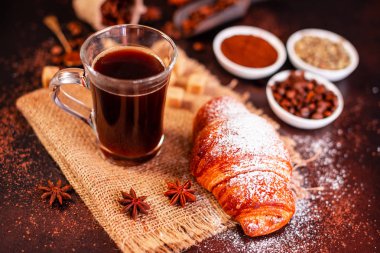 Canlandırıcı sabah tatlılar ile kahve. Arka plan olarak kullanılabilir