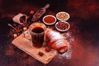 Canlandırıcı sabah tatlılar ile kahve. Arka plan olarak kullanılabilir