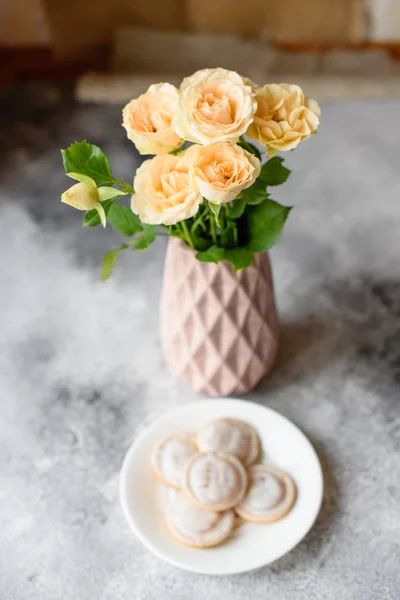 Bunga Segar Yang Indah Dalam Vas Dan Manis Atas Piring — Stok Foto
