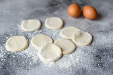 Hazırlık hamur ve üretim çevrelerin hamur ürünleri bir doldurma ile köfte hazırlanması için. Arka plan olarak kullanılabilir